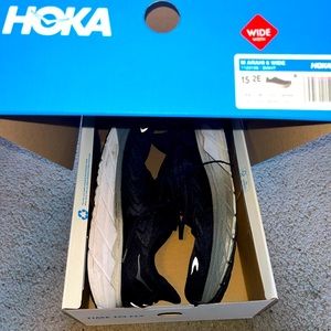 HOKA black/white Arahi 6 wide shoes
